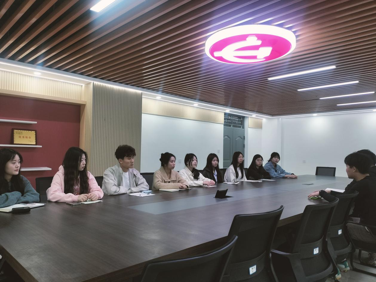 数字经济学院入党积极分子开展主题研讨会暨党务办公室第一次会议